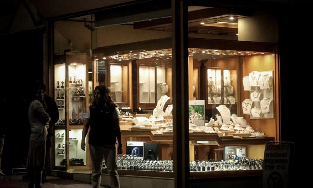 Βύρωνας: "Καρέ-καρέ" η ληστεία "αετονύχυδων" σε κοσμηματοπωλείο